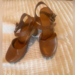 Brown close toe heeled sandals